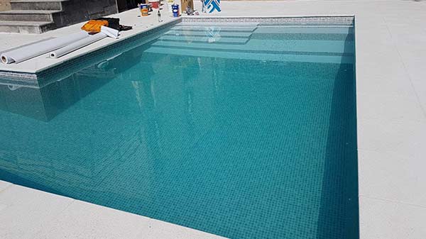 Installation of PVC sheets for swimming pools