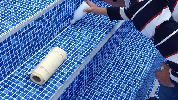 Installation de feuilles de PVC pour piscines