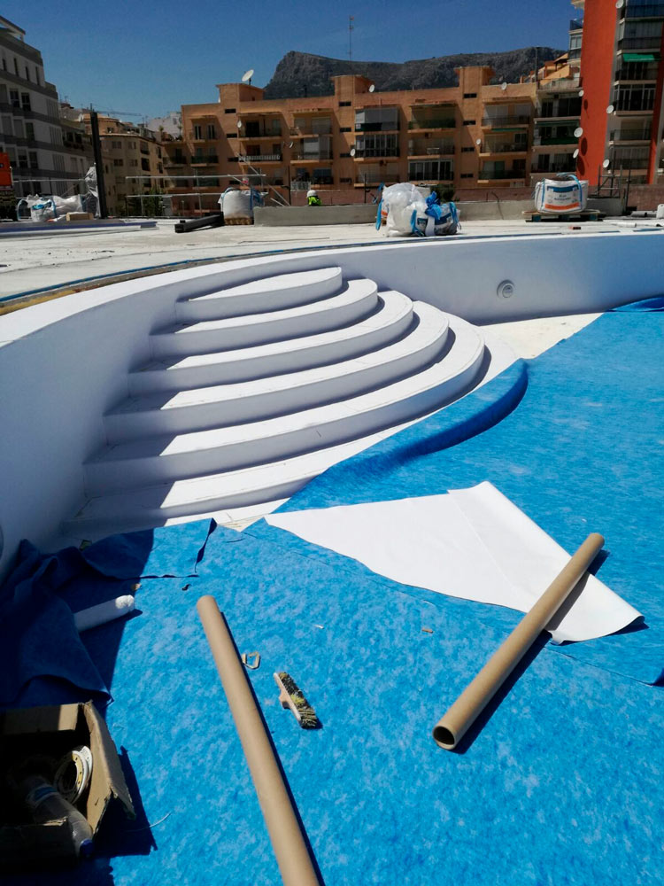 Instalação de membrana reforçada Cefil Pool Na piscina