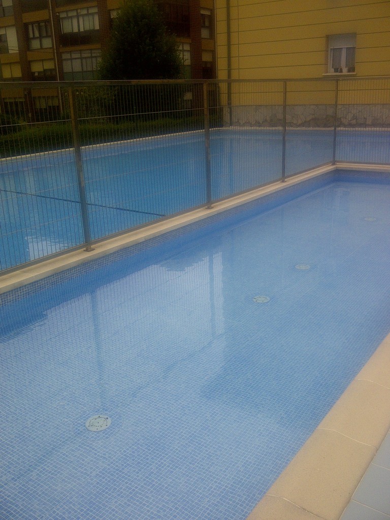 Gres ist eine der beliebtesten verstärkten Membranen, die Cefil Pool in Schwimmbädern installieren