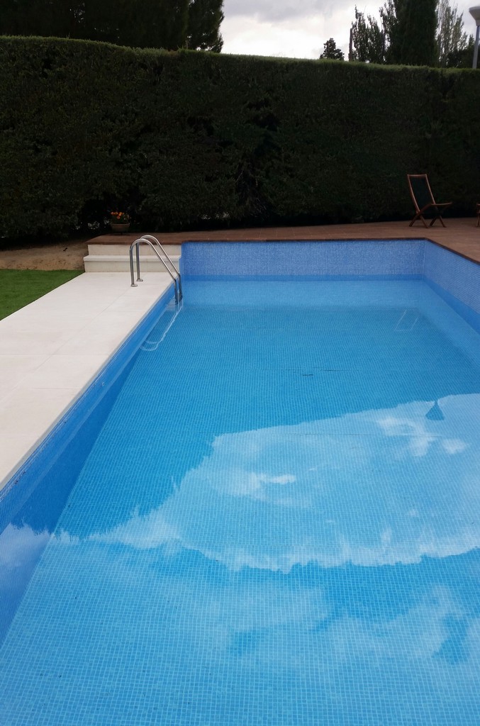 Грес – одна из самых популярных армированных мембран, Cefil Pool устанавливать в бассейнах