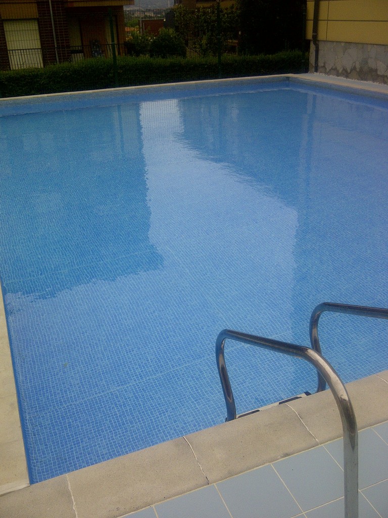 Gres ist eine der beliebtesten verstärkten Membranen, die Cefil Pool in Schwimmbädern installieren