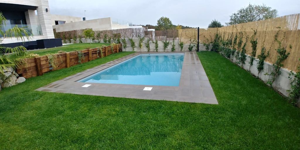 Il grigio chiaro è una delle membrane rinforzate più popolari che Cefil Pool installare nelle piscine