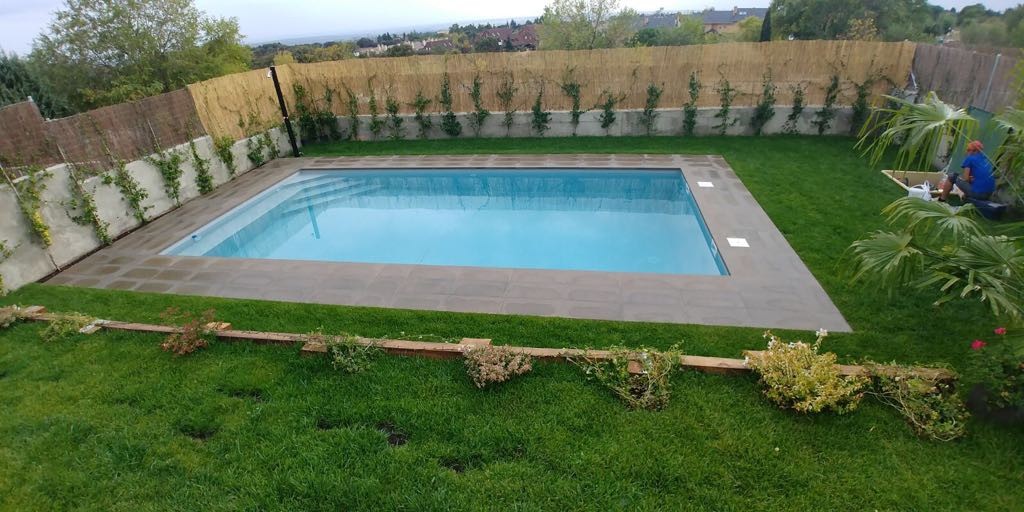 Le gris clair est l'une des membranes renforcées les plus populaires qui Cefil Pool installer dans les piscines
