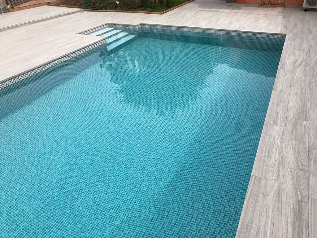 Gray Mediterranean is one of the most popular armored membranes that Cefil Pool install in swimming pools