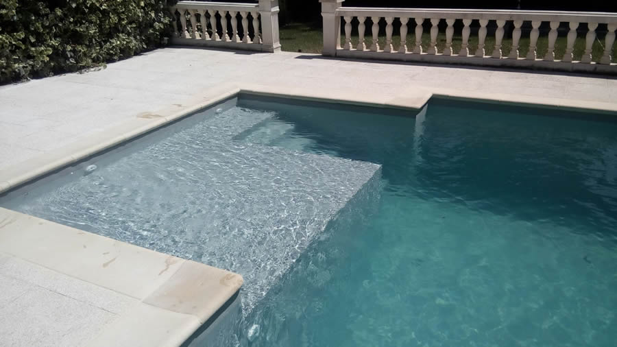 Gray Anthracite Comfort is one of the most popular non-slip reinforced membranes that Cefil Pool install in swimming pools