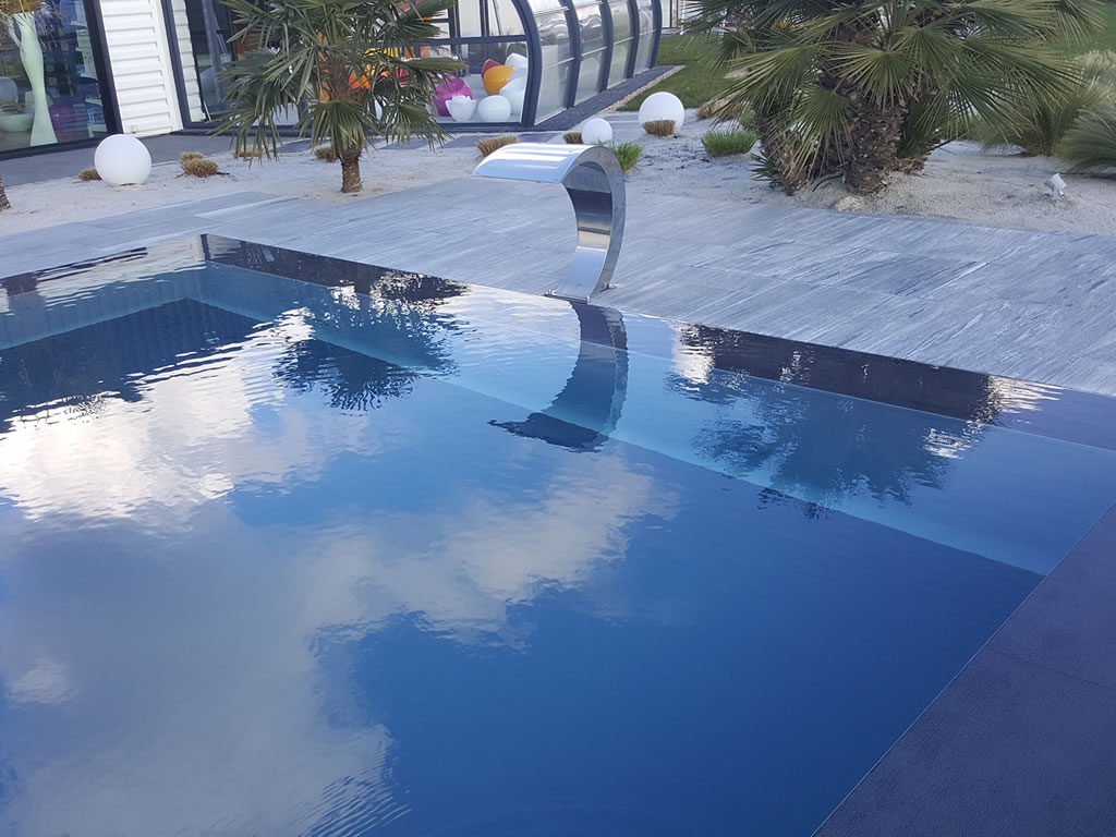 Anthrazitgraue Reflexion ist eine der beliebtesten verstärkten Membranen, die Cefil Pool in Schwimmbädern installieren