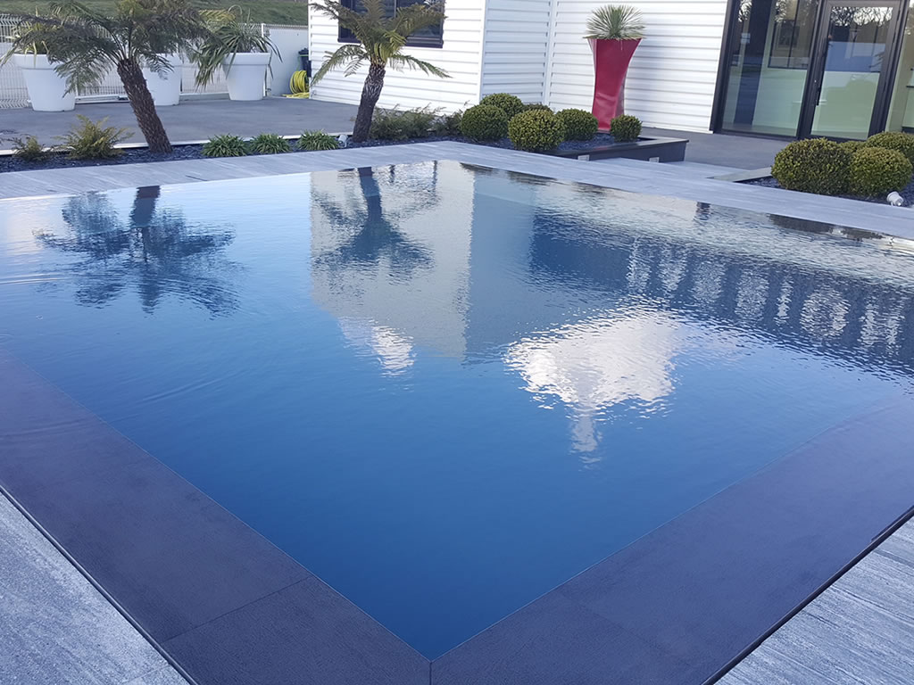 Anthracite Gray Reflection is one of the most popular reinforced membranes that Cefil Pool install in swimming pools