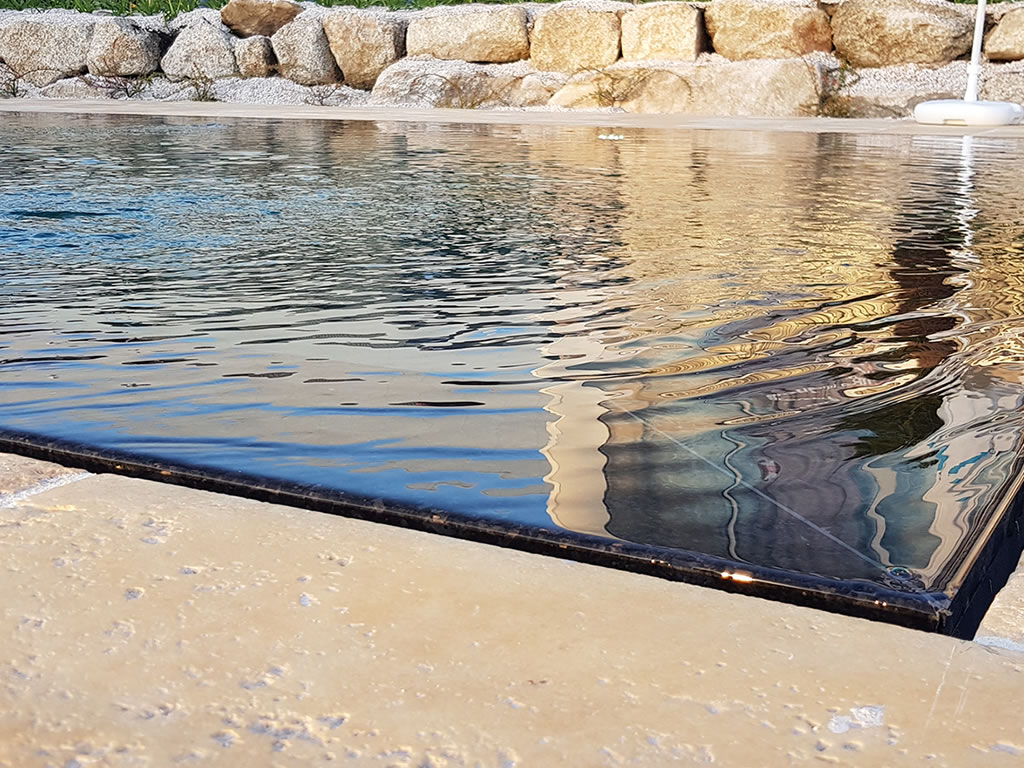 Anthrazitgraue Reflexion ist eine der beliebtesten verstärkten Membranen, die Cefil Pool in Schwimmbädern installieren