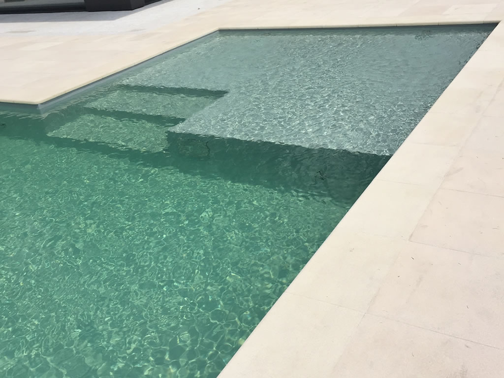 Hellgrau Tesela ist eine der beliebtesten verstärkten Membranen, die Cefil Pool in Schwimmbädern installieren