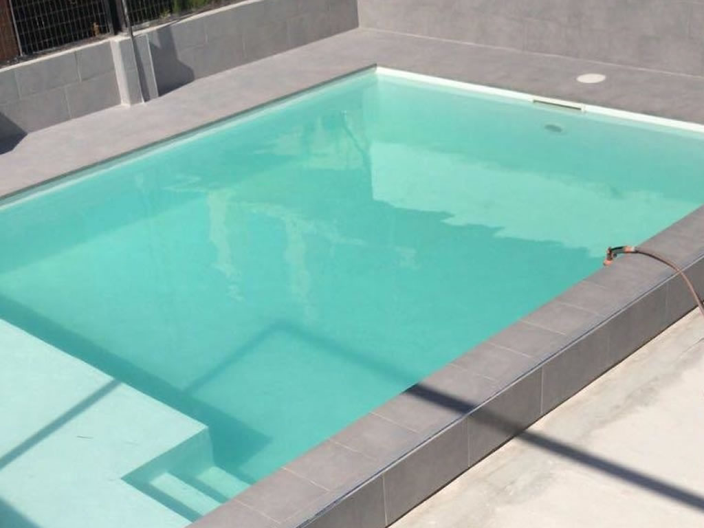 Inter Reflection ist eine der beliebtesten einfarbigen verstärkten Membranen Cefil Pool in Schwimmbädern installieren