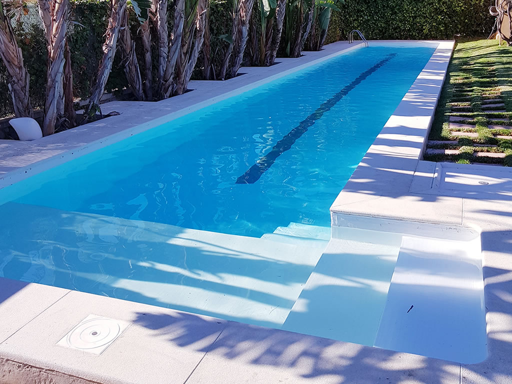 Inter Tesela ist eine der beliebtesten einfarbigen verstärkten Membranen, die Cefil Pool in Schwimmbädern installieren