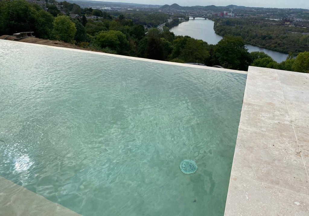 Terra est l'une des membranes renforcées les plus populaires qui Cefil Pool installer dans les piscines
