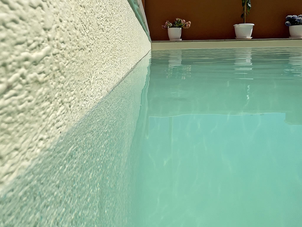 Bahamas is one of the most popular unicolor armored membranes that Cefil Pool install in swimming pools
