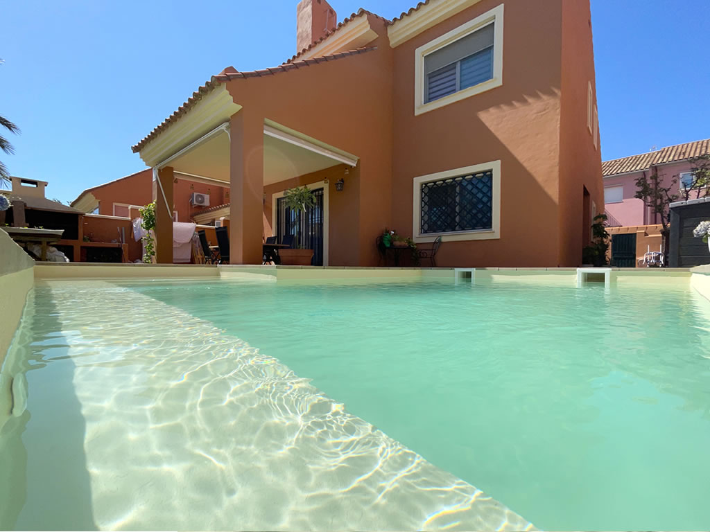 Багамы — одна из самых популярных одноцветных бронемембран, которые Cefil Pool устанавливать в бассейнах