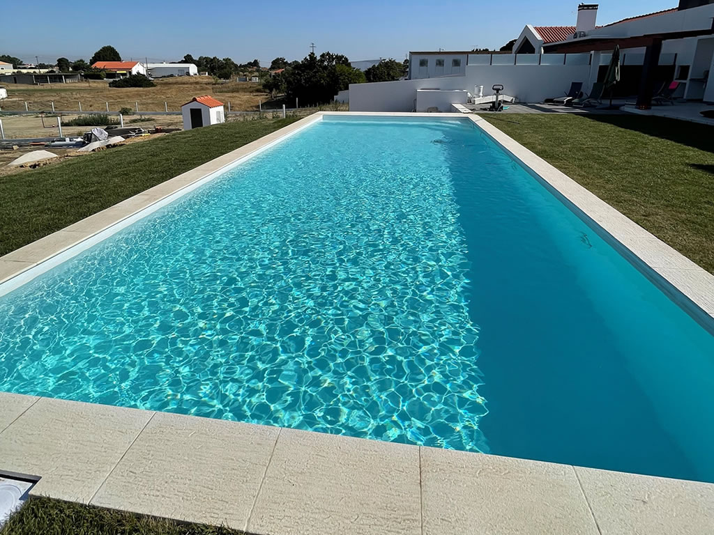 Inter Comfort é uma das membranas reforçadas antiderrapantes mais populares que Cefil Pool instalar em piscinas