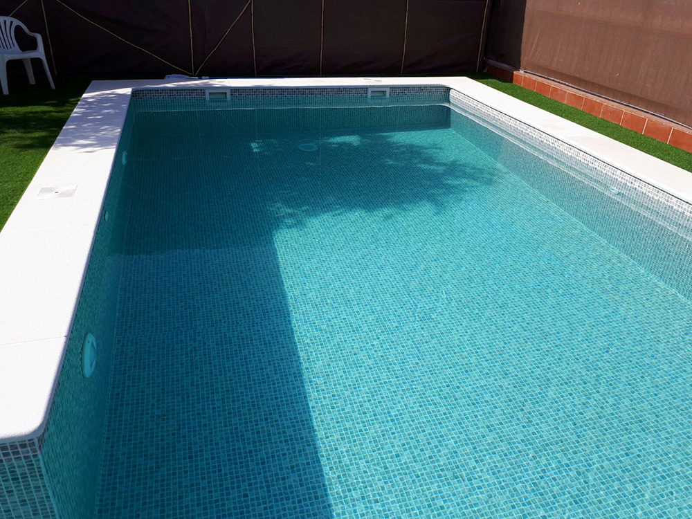 Mediterraneo Sable Passion ist eine bedruckte verstärkte Membran mit rutschfester Textur. Cefil Pool