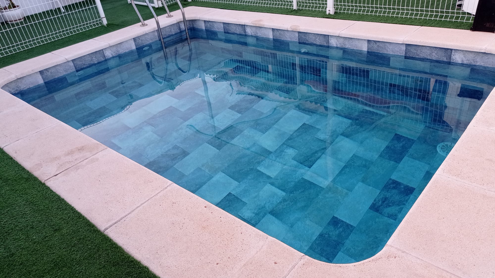 Bluemoon is a large 3D format reinforced membrane Cefil Pool
